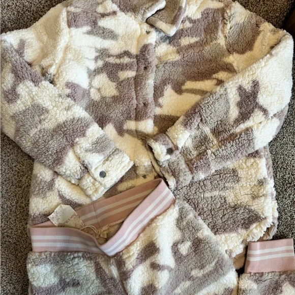 🎀Hem & Thread (Anthropologie) Cream and Pink Camo Sherpa Jacket and Pant Set🌸 - Picture 6 of 9